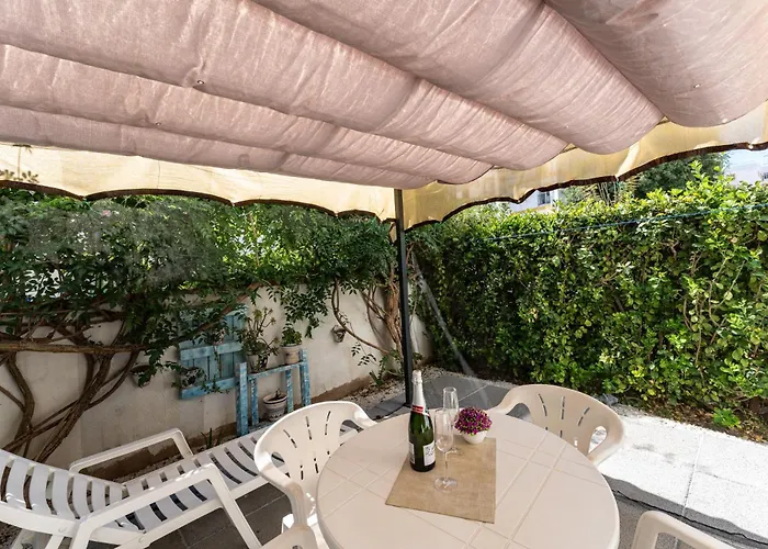 Malagasuite Tropical Terrace & Pool