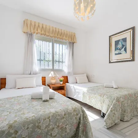 Malagasuite Tropical Terrace & Pool Apartment *