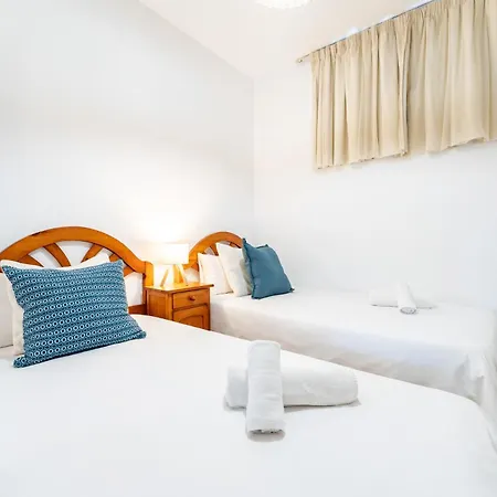 Malagasuite Tropical Terrace & Pool Apartment *